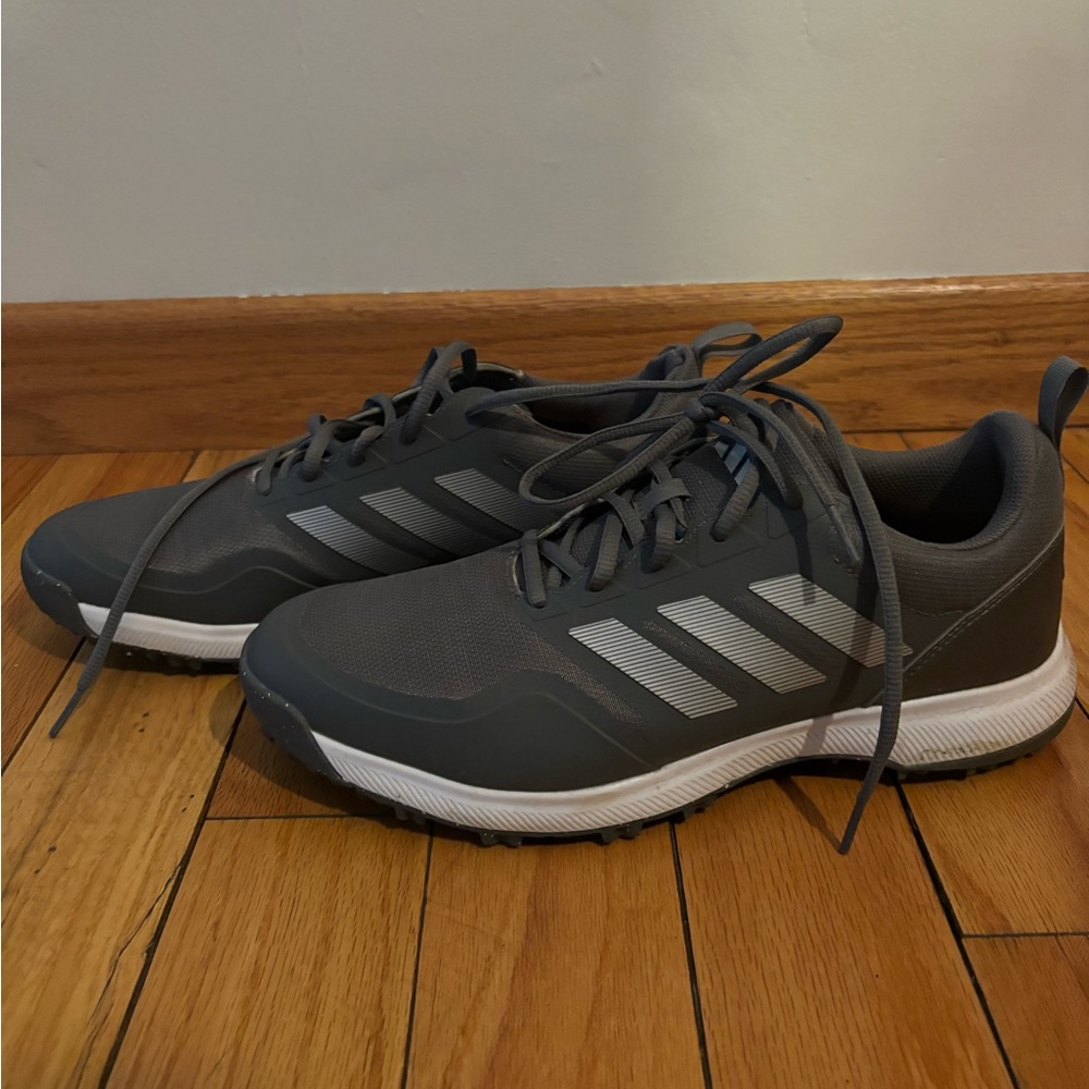Men’s gray adidas golf shoe. Size 10.5